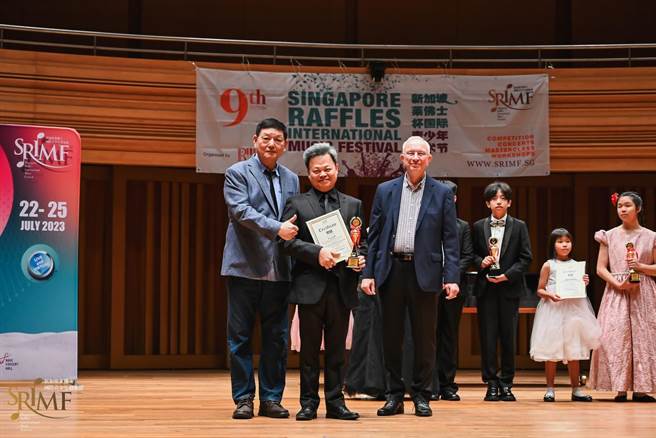 樂亮管絃樂團指揮劉志清在閉幕音樂會中領取特別榮譽金獎獎盃與獎牌。（新加坡佛萊士國際音樂節提供／陳夢茹桃園傳真）