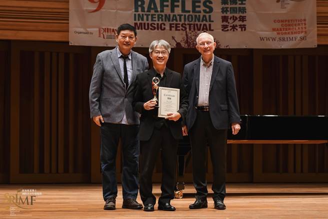 樂亮管絃樂團指揮劉志清在閉幕音樂會中領取特別榮譽金獎獎盃與獎牌。（新加坡佛萊士國際音樂節提供／陳夢茹桃園傳真）