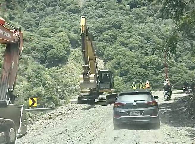 台14线75.9公里处忠勇桥的引道路基掏空，埔里工务段灌浆等抢救，下午1时单线通行，但禁止3.5吨以上大型车辆通行。（民眾提供／杨静茹南投传真）