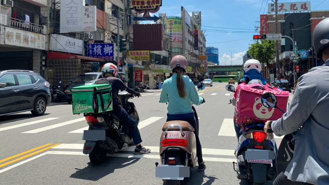 一名网友表示，平时爱吃某家牛肉麵，叫外送上百次，结果日前首次带女儿去内用，却发现店里环境超脏。(图为外送示意图，达志提供)