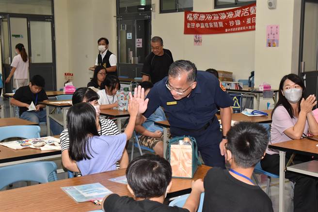 台中大雅警分局长刘云鹏与在场每位小朋友击掌。（大雅警分局提供／陈淑娥台中传真）