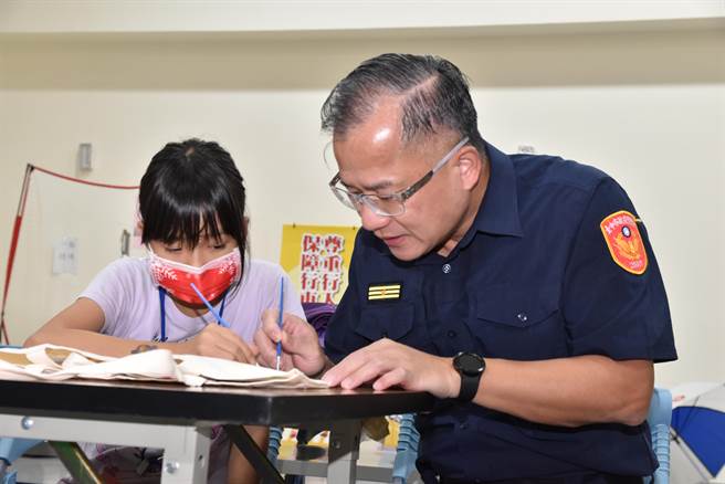 台中大雅警分局长刘云鹏孩子们同欢。（大雅警分局提供／陈淑娥台中传真）