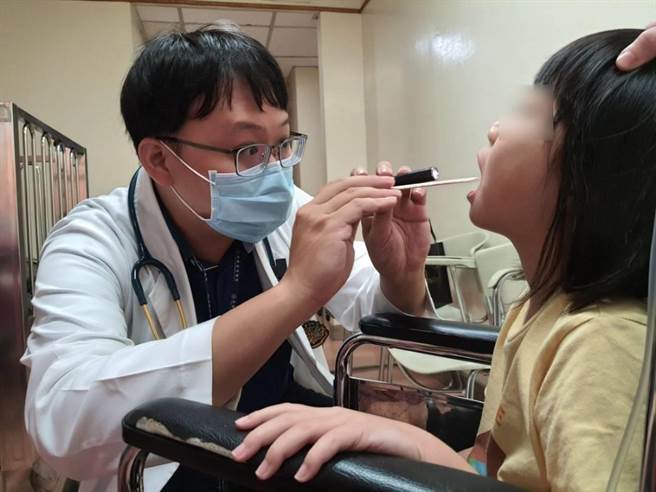 大里仁愛醫院兒童腸胃科醫師曾文禹指出，夏日戲水是不錯的消暑選擇，不過兒童、孕婦、免疫缺乏或是有慢性肝病的病人易因戲水染病，需多注意。示意圖非當事病患。（大里仁愛醫院提供／潘虹恩台中傳真）