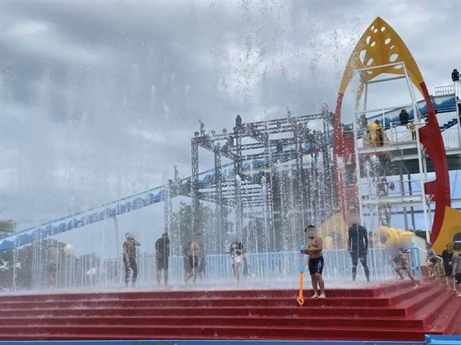 炎炎夏日，戲水是消暑不二選擇，不過醫師提醒，玩水常見病毒包括腺病毒、大腸桿菌、腸病毒、諾羅病毒及A型肝炎等，若戲水後出現不適請盡速就醫。示意圖。（本報資料照／潘虹恩台中傳真）