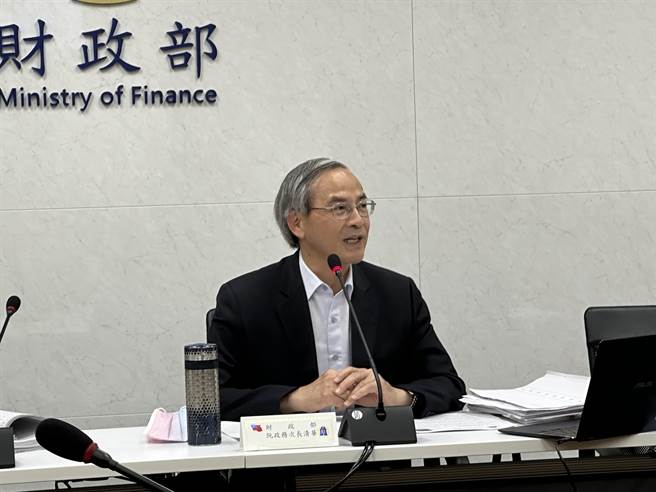 财政部次长阮清华亲上火线说明(图／吴静君摄)