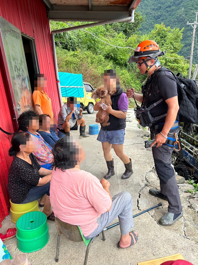 接触住户10名大人（3男7女）1名小孩（男孩），小孩发烧已给退热贴退烧，并由随行医生进行照护。(新北市消防局提供)