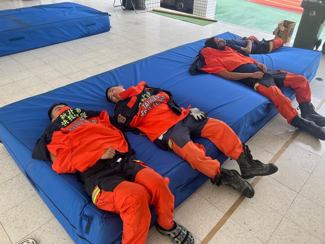 后勤组马不停蹄开始架设行动基地，累垮了直接借用仁爱高农跳高垫休养生息。(新北市消防局提供)