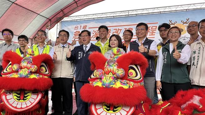 交通部公路总局7日举办竣工祈福典礼，行政院副院长郑文灿（第一排左五）到场参加。（张毓翎摄）