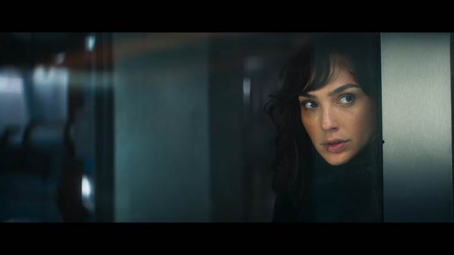 《神力女超人》盖儿加朵在新片中饰演女特务。（Netflix提供）