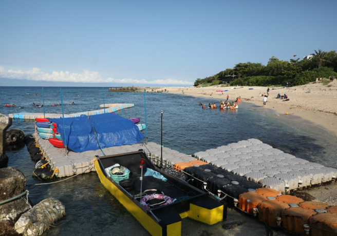 琉球同行競爭激烈，業者貪圖方便、為搶位而將遊具堆滿沙灘，導致自然生態受影響。（圖/遠見提供）