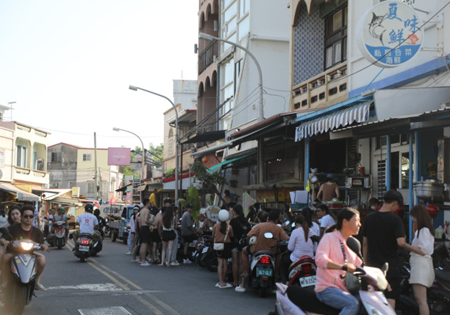 琉球目前面积仅6.8平方公里，环岛一圈仅30分钟，居民与游客都以摩托车做为主要交通工具。（图/远见提供）