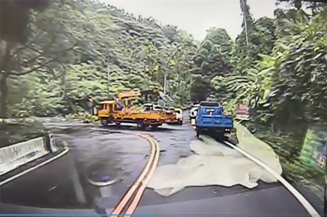 嘉义县梅山乡162甲线，俗称36弯6日下午有民眾剪树木时疑误触高压电惨遭电击。（嘉县消防局提供∕吕妍庭嘉义传真）