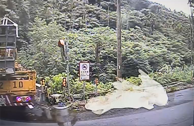 嘉义县梅山乡162甲线，俗称36弯6日下午有民眾剪树木时疑误触高压电惨遭电击。（嘉县消防局提供∕吕妍庭嘉义传真）