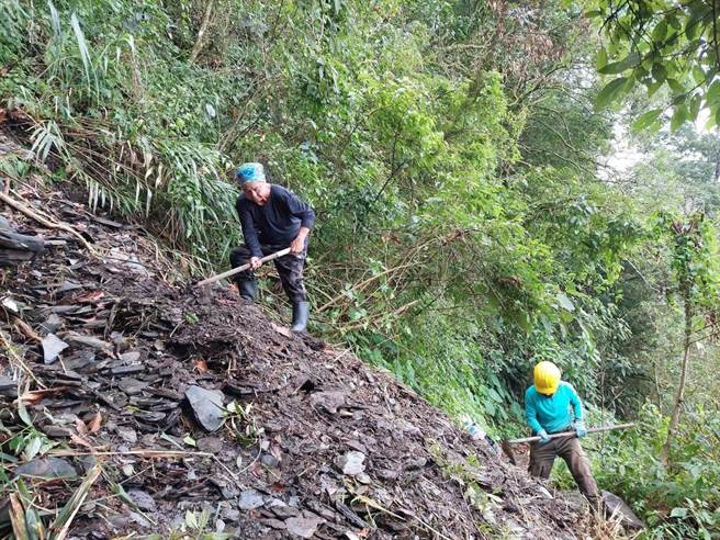 山路崩塌抢修中，北大武山步道画面曝光。(林业署屏东分署提供)