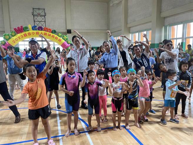 桃园观音国民运动中心开幕，市长张善政（后排左二）与小朋友一起跳热身操。（吕筱蝉摄）
