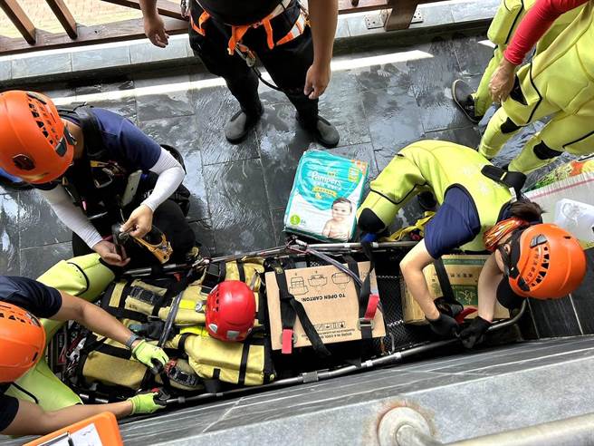 98名游客受困庐山温泉，其中还有婴儿，搜救队架设溜索运送物资，并协助受困者撤离。（消防署提供／杨静茹南投传真）