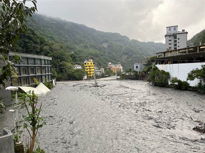 庐山温泉的塔罗湾溪暴涨，饭店泡在水中，有98名游客受困，截至下午3时有17人搭乘溜索脱困。（消防署提供／杨静茹南投传真）