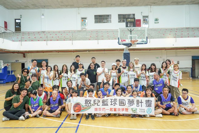 台啤雲豹展開憨兒籃球圓夢計畫。(台啤雲豹提供)