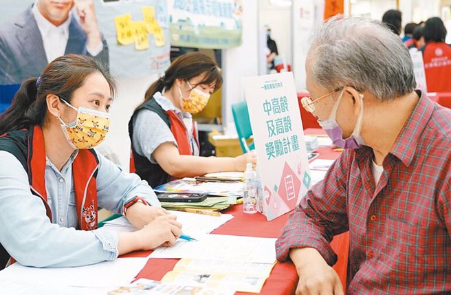 促进中高龄劳工重返职场，劳动部推出「失业中高龄者及高龄者就业促进办法」。（资料照片）