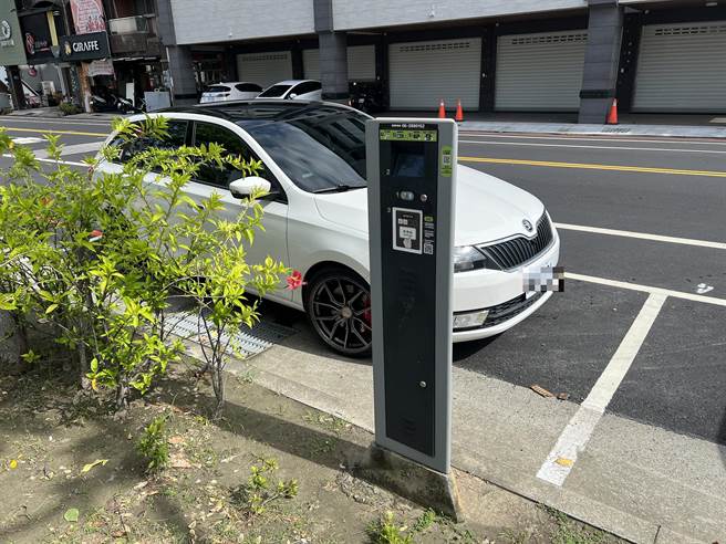 台南市率全台之先设置的智慧路边停车计费系统，有民眾发现，只要「尾随」准备驶离的汽车进入停车格，智慧停车柱就会判读「失灵」。（洪荣志摄）