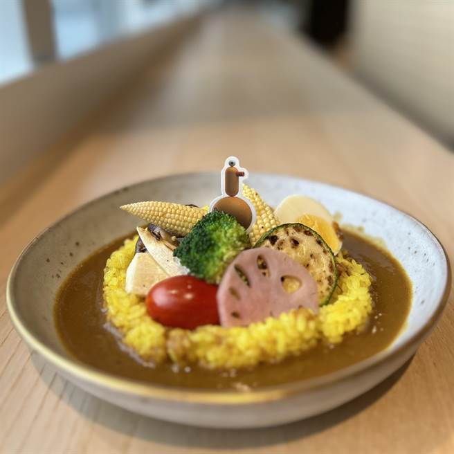雪场咖哩推出的「Ha Ha Curry」蔬食咖哩新菜色，同样点缀大眼萌兽。（忠泰商场提供／朱世凯台北传真）