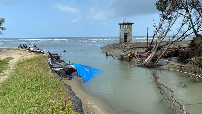 台南北门双春海岸沙洲保安林遭杜苏芮颱风冲破12公尺宽、长约80公尺的大缺口。（张毓翎摄）