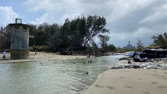 台南北门双春海岸沙洲保安林遭杜苏芮颱风冲破12公尺宽、长约80公尺的大缺口。（张毓翎摄）