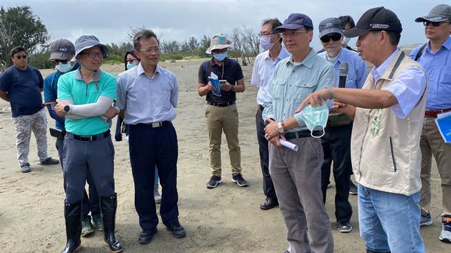 嘉义林业分署、水利署及市府水利局7日会勘商议抢修措施。（张毓翎摄）