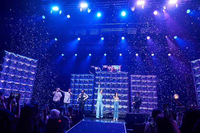 鼓鼓〈他一定喜欢你〉MV主角Lily许韶恩和ALL IN 5惊喜上台。（相信音乐提供）