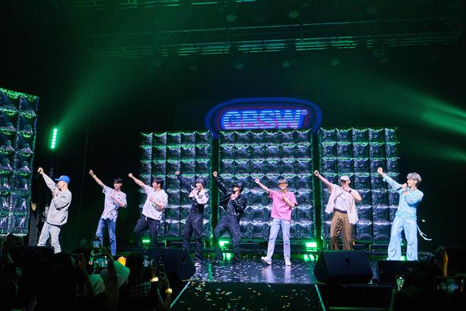 安可时，鼓鼓揪萧秉治齐率ALL IN 5＋原子少年帅跳〈射手〉。（相信音乐提供）