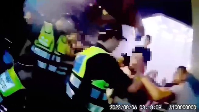 6日清晨3時許，台北市信義區夜店安管人員通報，店內有數名顧客口角糾紛引發肢體推擠，警方獲報到場將4名酒醉情緒激動男子壓制上銬並帶回派出所進行管束。（翻攝畫面）