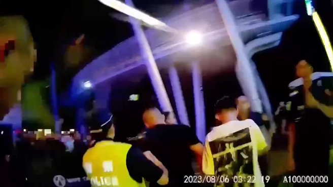 6日清晨3時許，台北市信義區夜店安管人員通報，店內有數名顧客口角糾紛引發肢體推擠，警方獲報到場將4名酒醉情緒激動男子壓制上銬並帶回派出所進行管束。（翻攝畫面）