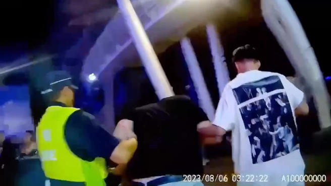 6日清晨3時許，台北市信義區夜店安管人員通報，店內有數名顧客口角糾紛引發肢體推擠，警方獲報到場將4名酒醉情緒激動男子壓制上銬並帶回派出所進行管束。（翻攝畫面）