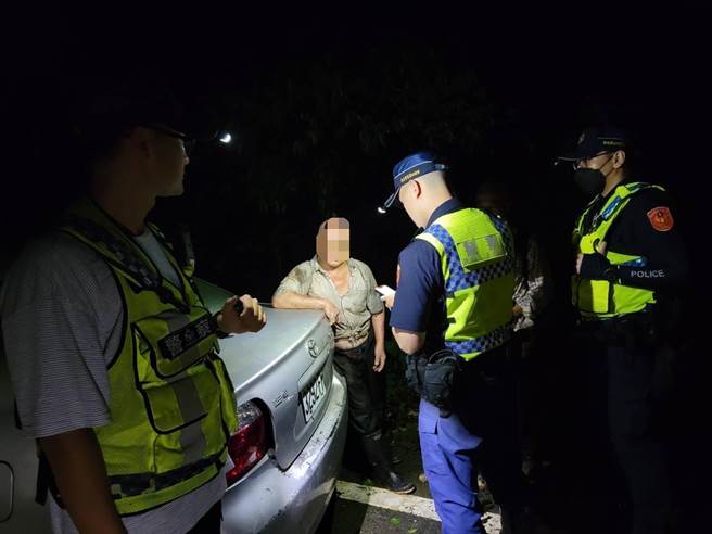 71歲陳姓老翁在北埔山區失蹤，警方在深山斜坡上找到人，陳翁用客語向警方說「他不讓我走！」（竹東分局提供／羅浚濱新竹傳真）