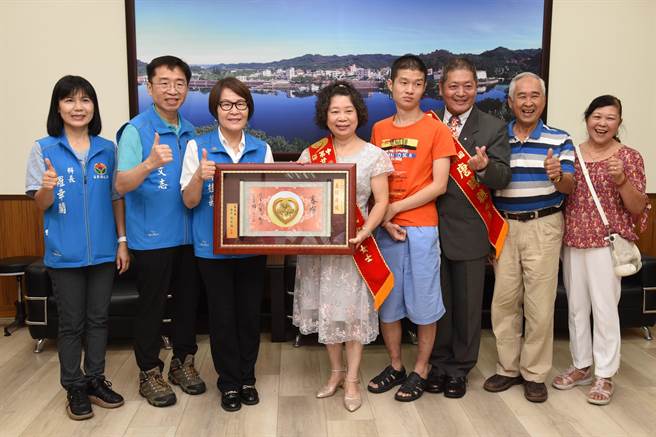 颁发唐时聪胡凤霞匾额。（苗栗县政府提供／李京升苗栗传真）