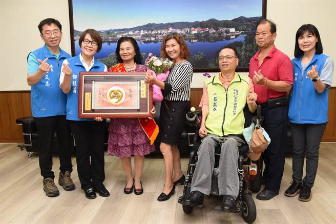 致赠吕陈梅匾额。（苗栗县政府提供／李京升苗栗传真）