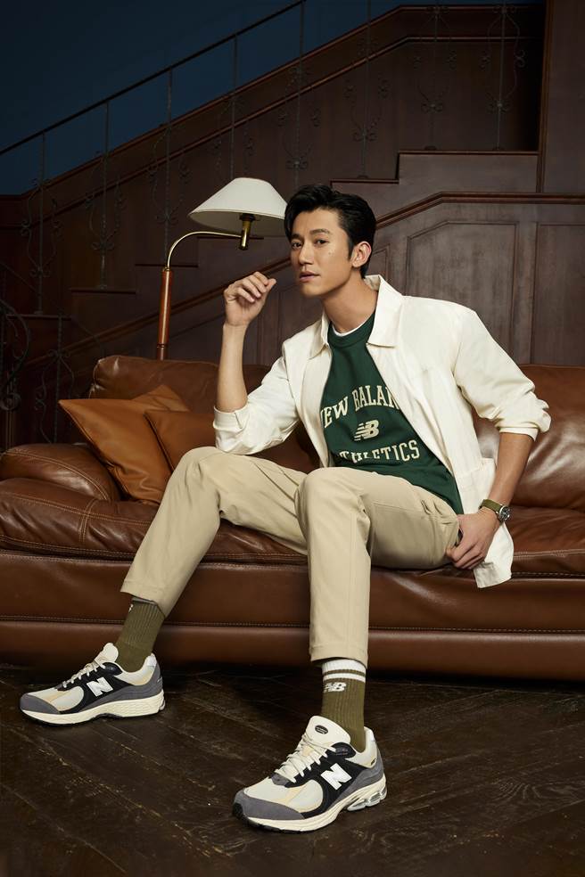 吳慷仁穿上2002R搭配整身NB ATHLETICS系列的墨綠色字母上衣、卡其色工裝長褲與米白色襯衫外套，展現專優雅職人氣質，其腳踩款式售價4680元。（New Balance提供／朱世凱台北傳真）