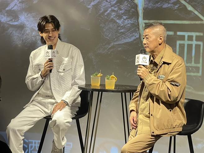 李亚明（右）首次担任一日店长，笑说多亏儿子的福。（池宗玲摄）