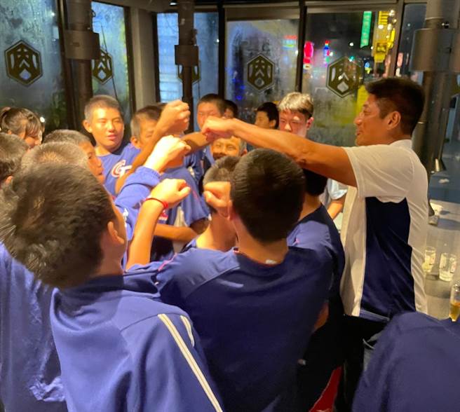 中华棒协理事长辜仲谅（右）请中华少棒球员吃烧肉跟冰淇淋。（中华棒协提供）