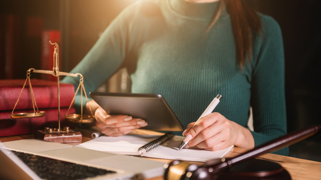 新北地檢署「美女」檢察官陳漢章在社群上吐露外表改變的心路歷程。(圖／示意圖非當事人，shutterstock)