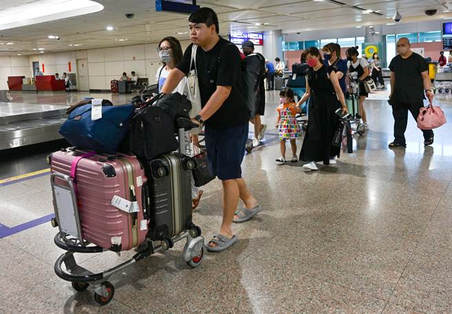 家族10人到琉球自驾旅游的王先生表示，原本预计在琉球停留5天，但因颱风停留了9天，把琉球自由行当成京阪神玩，今天回要台湾了，琉球天气才变好，但是都没有玩到还额外花费，心情不太好。（陈麒全摄）