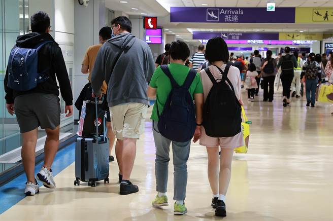 颱风卡努日前侵袭日本琉球西进遇阻后，5日以观测史上无前例回转后，再袭日本琉球，让琉球空中交通秩序也因此大乱，大批台湾旅客滞留琉球无法返台，各航空公司7日皆放大机型疏运旅客，滞留旅客有望7日全数返台。（陈麒全摄）