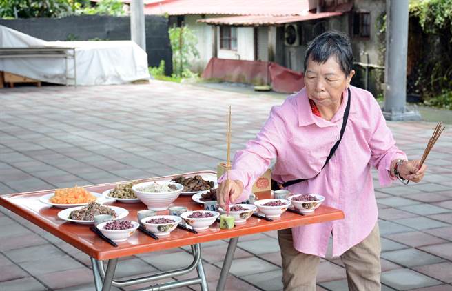 滇缅后裔马云华承袭传统，保留故乡农历7月祭祖事宜。（林和生摄）
