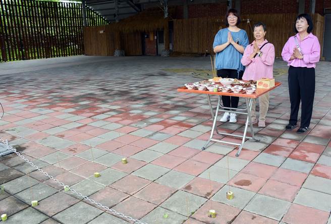 利用芭蕉茎块指路，滇缅后裔每逢农历7月皆会迎接老祖先返家，进行一年一度的盛大祭仪。（林和生摄）