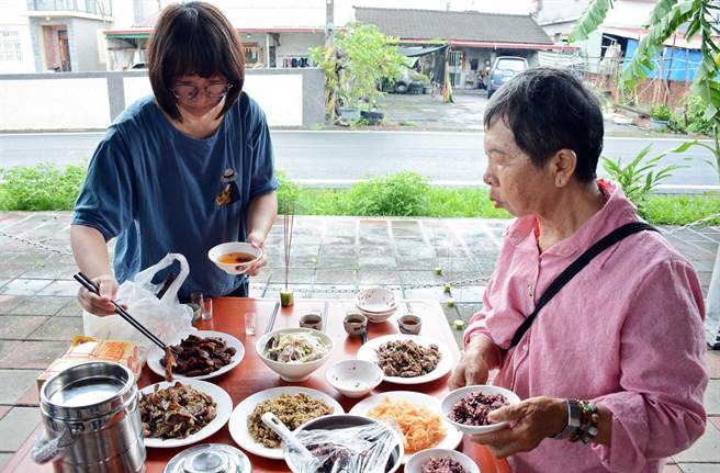 综合桌上菜肴及水酒，这碗「洒水饭」可让无家可归的祖先也能一同分享。（林和生摄）