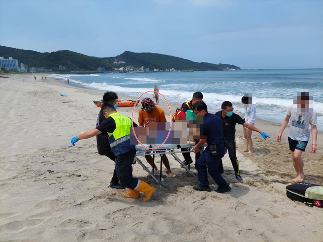 张震岳刚好人也在现场，听到呼救声他立即上前协助CPR，直到救护车抵达，合力将男子搬上担架，他才默默离开。（图／新北消防局提供）