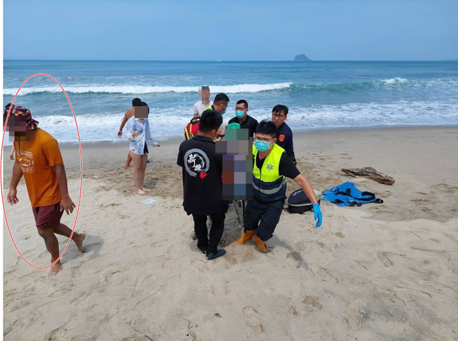 张震岳刚好人也在现场，听到呼救声他立即上前协助CPR，直到救护车抵达，合力将男子搬上担架，他才默默离开。（图／新北消防局提供）