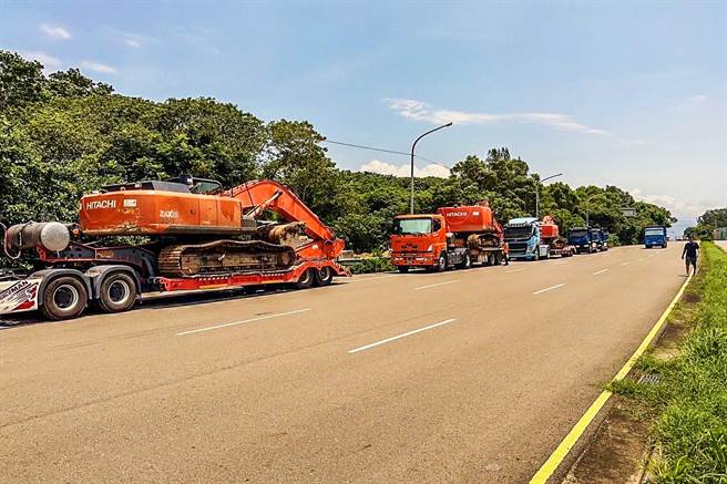 新竹县调派5辆怪手、4辆卡车与1辆铲装机及10名人员，驰赴南投县仁爱乡灾区支援。（新竹县政府提供／罗浚滨新竹传真）