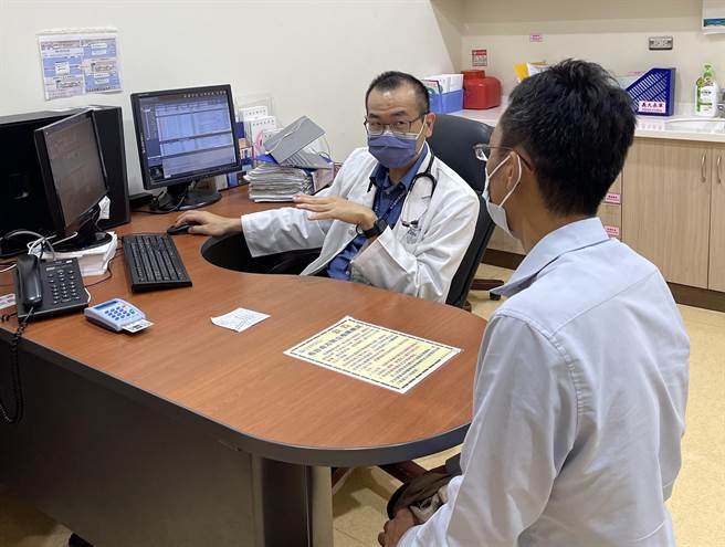 义大医院医师许耀峻（左）无论在临床还是在课堂中都相当认真。（义守大学提供／林瑞益高雄传真）