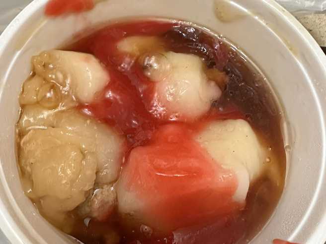 一位高雄妹子表示自己吃肉圆时都会添加古早味番茄酱，吸引不少高雄人共鸣。（翻摄自爆废1公社脸书）